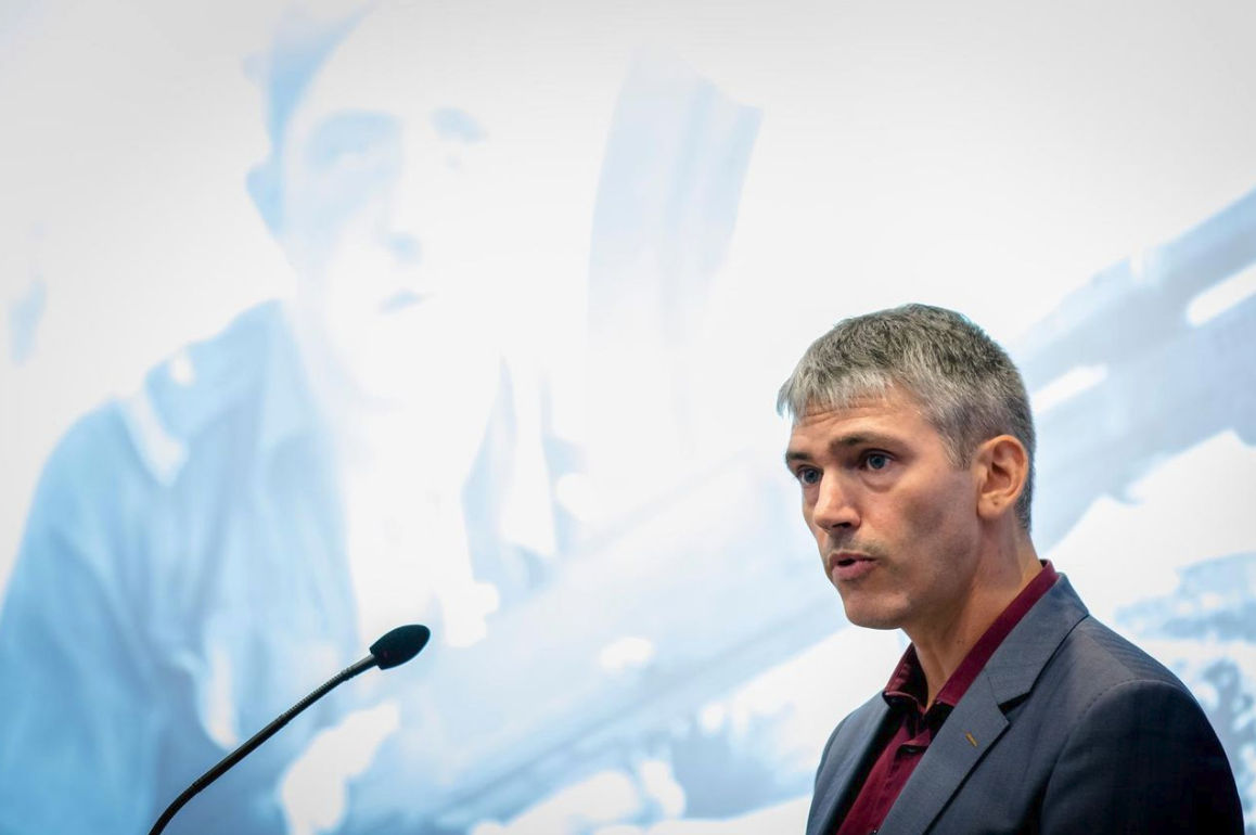 Limpach bij de presentatie van zijn boek