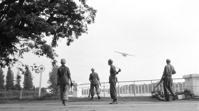 Nederlandse militairen bij de Kali Brantas, Soerabaja, 1948 (NA)